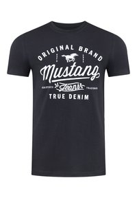 Zwarte katoenen t-shirt met witte grafische tekst; bevat merkn naam "Mustang", een paardenlogo, en de zinnen "Original Brand" en "True Denim."