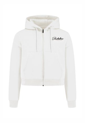 Valkoinen cropattu huppari, joka on valmistettu pehmeästä kankaasta. Siinä on edessä vetoketju, kaksi taskua ja musta brodeerattu logo vasemmassa rinnassa.