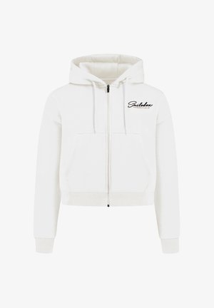 Sudadera corta blanca hecha de tejido suave. Cuenta con una cremallera frontal, dos bolsillos y un logo bordado en negro en la parte izquierda del pecho.