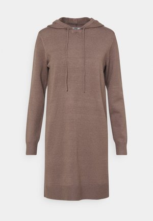 Robe en maille marron, dotée d'une capuche, de manches longues et d'un ourlet côtelé. Le matériau a une texture lisse avec des cordons de serrage au niveau du décolleté.