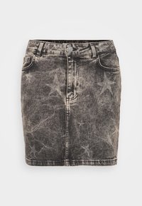 Czarna mini spódnica dżinsowa z wyblakłym wzorem gwiazdy, pięcioma kieszeniami, zapięciem na guziki z przodu i postrzępionym dołem.