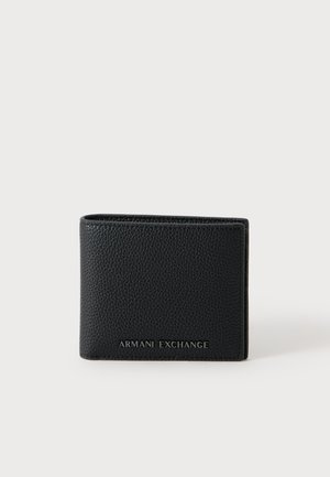 Crni teksturirani kožni novčanik na preklop s utisnutim logotipom "Armani Exchange" sprijeda na jednobojnoj svijetloj pozadini.