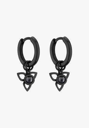 Zwarte stalen hoepelringen met een ontwerp van drie bladeren en een centrale, facetteer zwarte edelsteen. Gladde textuur met glanzende afwerking.