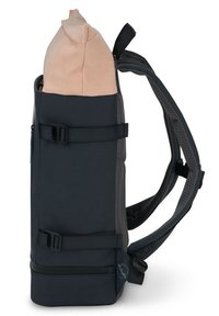 Schwarzer Rucksack mit strukturiertem Design, ausgestattet mit einer pinken Oberabdeckung, verstellbaren Trägern und einem seitlichen Riegel für sicheren Verschluss.