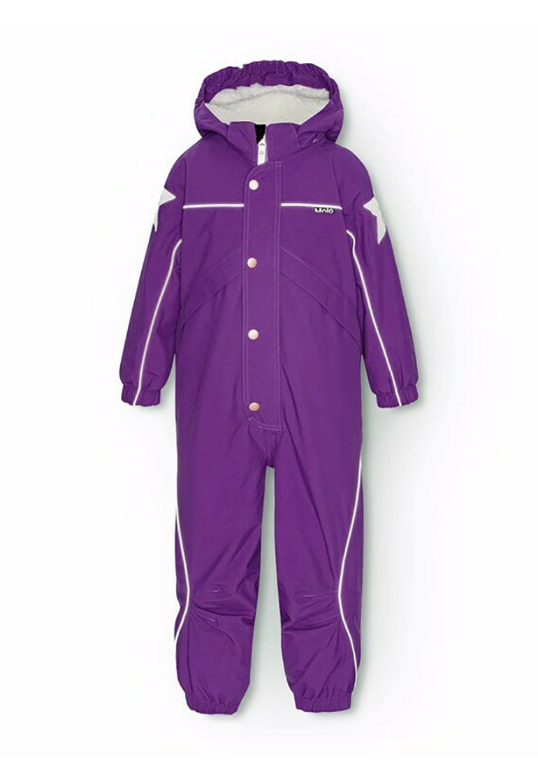 Paarse waterdichte overall met een capuchon, voorzien van witte accenten en stiksels. Heeft een rits en drukknopen, ontworpen voor comfort en warmte.