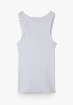 Weißes, geripptes ärmelloses Tanktop mit Rundhalsausschnitt und Racerback-Design, flach auf einem einfarbigen Hintergrund dargestellt.