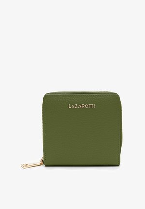 Cartera de cuero verde oliva con un acabado texturizado, herrajes dorados y cierre con cremallera. Presenta el logo de la marca grabado en la parte frontal.