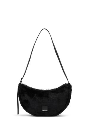 Sac à épaule noir en fausse fourrure en forme de demi-lune avec une fine sangle et un petit patch logo au centre devant.