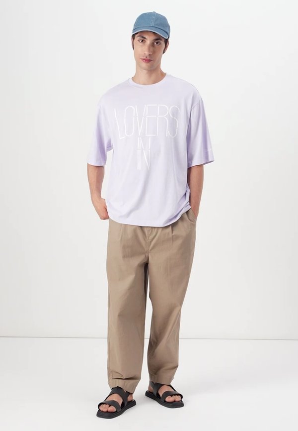 PRIDE MARC HUNDLEY LOVERS TEE UNISEX - Print T-shirt - lilac flower3