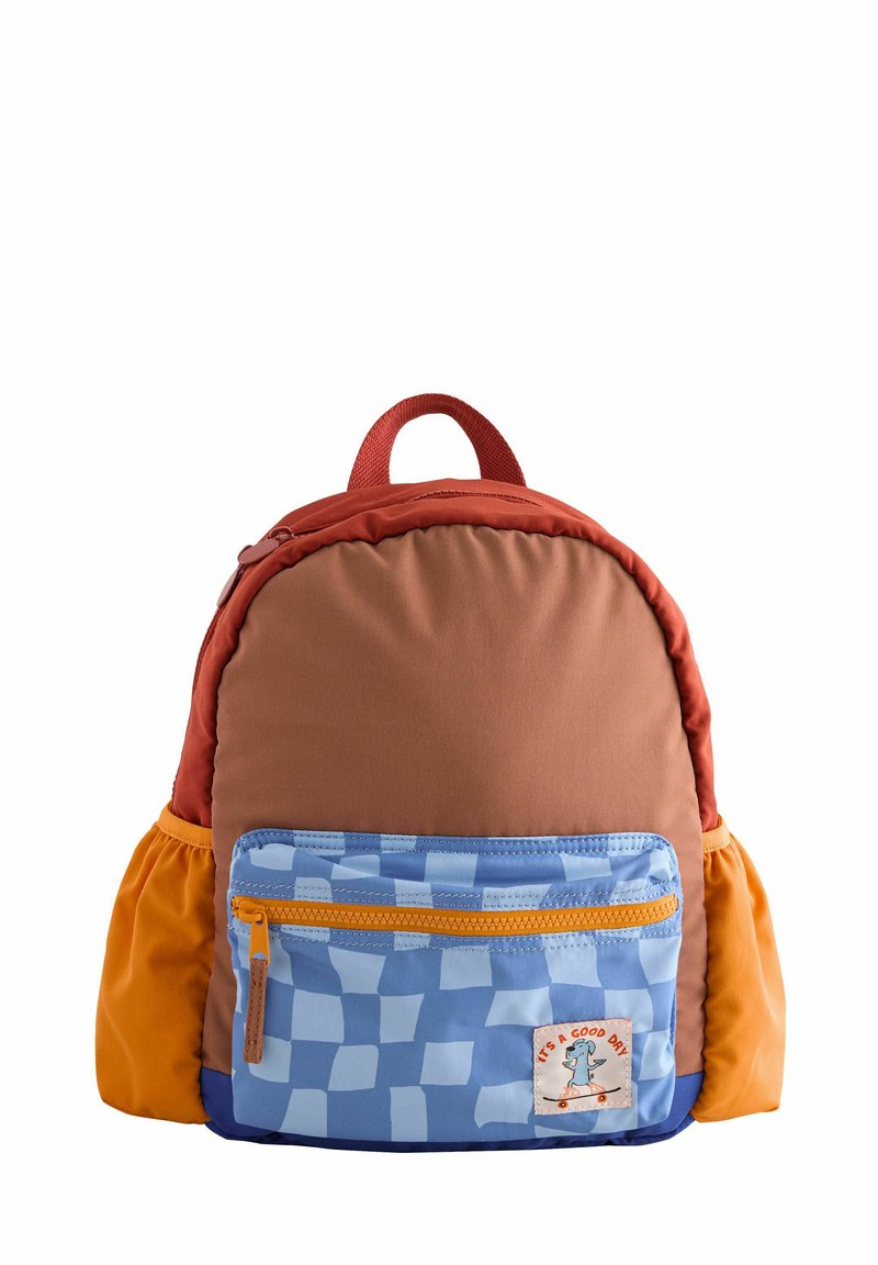 Sac à dos coloré avec un dessus marron, un côté orange et une poche avant bleue à motif à carreaux. Comprend un design de patch et une fermeture éclair.