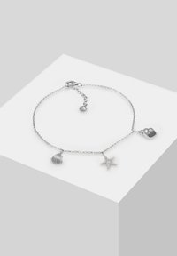 Brățară din lanț argintiu, având decoruri în formă de stea de mare, scoică și inimă. Textură netedă, închidere cu carabină și lungime ajustabilă.