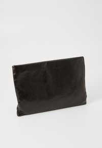 Borsa a pochette nera in pelle con una superficie liscia, forma rettangolare e design minimalista. Nessun hardware o decorazione visibile.