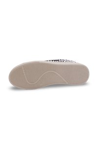 Tige de chaussure à rayures noir et blanc avec une semelle extérieure en caoutchouc beige texturé présentant un motif de semelle ondulée. Pas de marquage ni d'accents visibles.