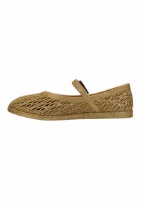 Zapato plano de color dorado con un diseño trenzado, que presenta una correa en la parte superior. La superficie texturizada y la puntera redondeada crean un aspecto distintivo.
