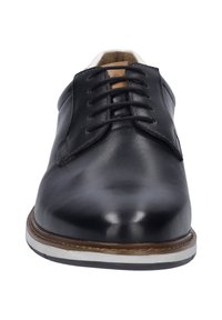 Černé kožené šněrovací boty s hladkým povrchem, kulatou špičkou, bílými a hnědými akcenty na podrážce a šesti otvory na šněrování.