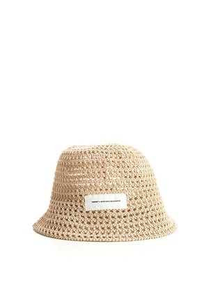 Sombrero tipo bucket beige de crochet con diseño de tejido abierto y etiqueta blanca rectangular que dice "MWW* mod wave movement" en la parte delantera.