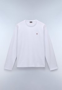 Hvid langærmet t-shirt lavet af letvægtsstof. Har en rund halsudskæring og et lille rødt og blåt emblem på venstre bryst.