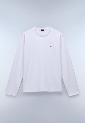 Tricou alb cu mânecă lungă, realizat dintr-un material ușor. Are un guler rotund și un mic emblema roșie și albastră pe partea stângă a pieptului.