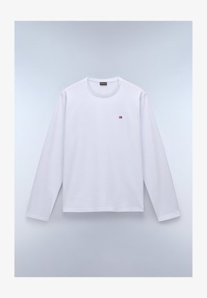 Hvid langærmet t-shirt lavet af letvægtsstof. Har en rund halsudskæring og et lille rødt og blåt emblem på venstre bryst.