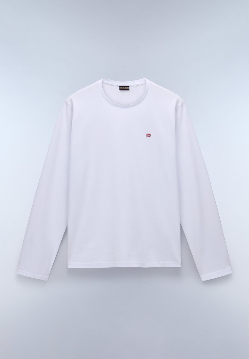 T-shirt bianco a maniche lunghe realizzato in tessuto leggero. Presenta un collo rotondo e un piccolo emblema rosso e blu sul lato sinistro del petto.