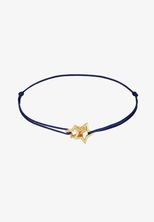 Armband aus marineblauem Kordelmaterial mit zwei ineinander greifenden goldenen Sternanhängern. Glatte Textur mit glänzender Oberfläche auf den goldenen Akzenten.