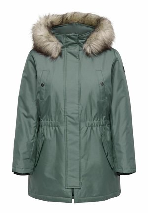 Žalia izoliuota parka striukė su dirbtinio kailio kapišonu, šoniniais kišenėmis, elastinga juosena ir užtrauktuku priekyje. Minkšta, vandens atspari medžiaga.