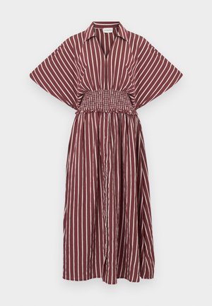 Robe midi rayée verticale bordeaux et blanche avec larges manches kimono, col à revers, et taille froncée avec boutons à l'avant.