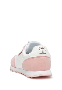Sneaker in pelle bianca e suede rosa. Punta arrotondata, dettagli testurizzati, chiusura con lacci e logo sul tallone. Suola in gomma per una migliore aderenza.