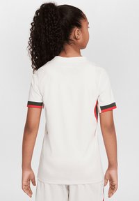 Weißes Sporthemd mit kurzen Ärmeln und roten sowie grünen Akzenten an den Ärmeln. Es bietet eine glatte, atmungsaktive Textur und einen dezenten Kragen.