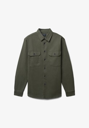 Camicia verde a maniche lunghe con chiusura a bottoni, colletto classico, due tasche sul petto e bottoni neri. Realizzata in tessuto morbido e texturizzato.
