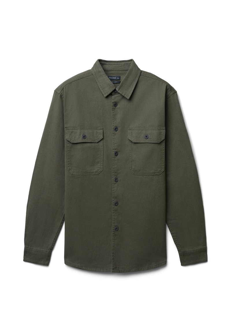 Camicia verde a maniche lunghe con chiusura a bottoni, colletto classico, due tasche sul petto e bottoni neri. Realizzata in tessuto morbido e texturizzato.