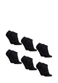 Calcetines negros hasta el tobillo hechos de una tela suave y elástica. Presentan detalles rojos en el talón y una marca en el lateral. Seis pares exhibidos.