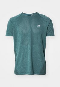Camiseta atlética verde de manga corta de New Balance con paneles de malla para ventilación en los laterales y un pequeño logo blanco en el pecho.