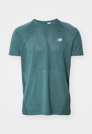 T-shirt de sport New Balance vert à manches courtes avec des panneaux de ventilation en mesh sur les côtés et un petit logo blanc sur la poitrine.