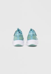 Baskets de sport turquoise avec une tige en mesh, contrastant des teintes claires et foncées, et une semelle blanche. Présente des languettes de traction et des accents texturés.