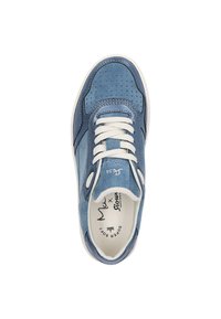 Blaue Wildleder-Sneaker mit weißen Schnürsenkeln, perforiertem Obermaterial und kontrastierenden marineblauen Akzenten. Verfügt über eine runde Zehenpartie und eine gepolsterte Innensohle.