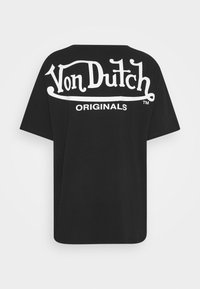Camiseta negra con un gran gráfico blanco de "Von Dutch" y el texto "ORIGINALS" en la parte posterior. Manga corta, corte relajado, material de algodón.