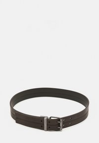 Brauner Ledergürtel mit einer Metallschnalle. Verfügt über eine glatte Oberfläche und mehrere Löcher zur Anpassung, zeigt ein einfaches, funktionelles Design.