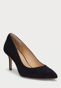 Crne suède visoke potpetice s uskim vrhom i elegantnom siluetom. Sadrži glatku unutrašnjost i potpeticu od 7,5 cm.