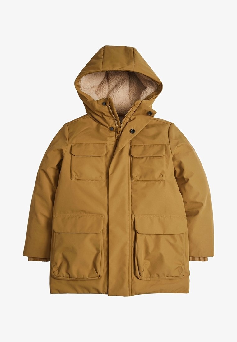 Parka marron à capuche pour enfants avec quatre poches avant à rabat et doublure en polaire beige à l'intérieur de la capuche.