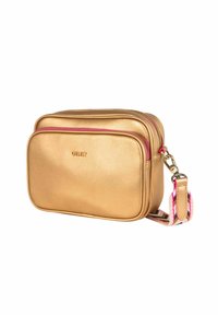 Sac à main synthétique doré avec une finition lisse, des détails de fermeture éclair rose et une bandoulière à motifs mettant en vedette des accents roses, noirs et blancs.