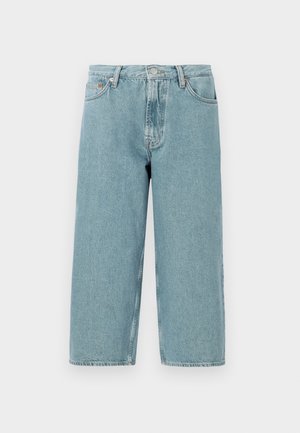 Shorts en denim bleu clair avec taille haute, coupe droite et ourlet brut. Dispose d'une fermeture classique à bouton et à glissière, ainsi que de quatre poches.