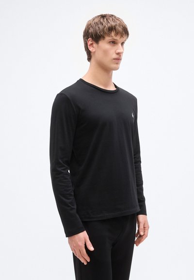 Svart langermet T-skjorte med rund hals, laget av mykt stoff, med en liten logo på venstre bryst og en avslappet passform.