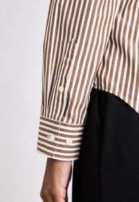 GANT STRIPED - Camicia - braun weiß