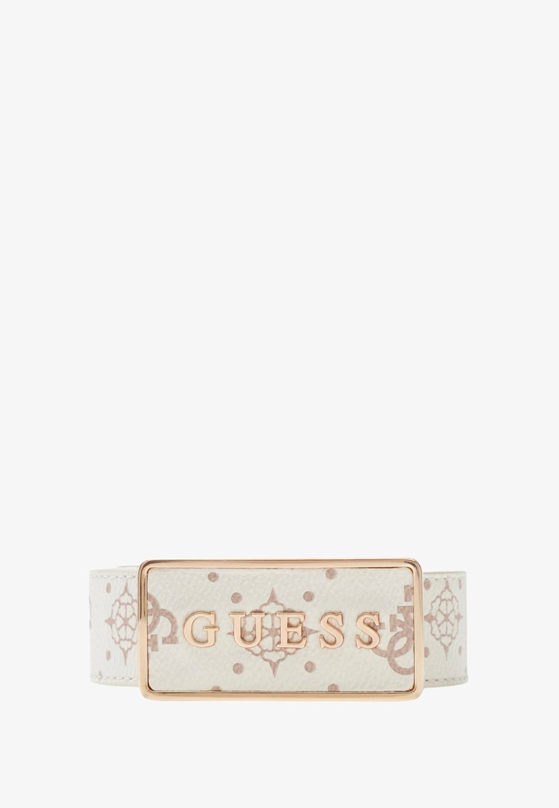 Bijela narukvica s uzorkom koja ima uzdignuti zlatni "GUESS" logo na pravokutnoj pločici. Materijal ima teksturiran završetak s suptilnim dizajnom.