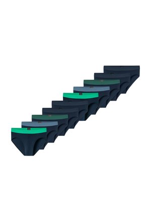 Dix paires de slips pour hommes bleu marine avec des ceintures de différentes nuances de vert et de bleu disposées en ligne diagonale.