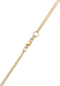 Gouden ketting met fijne schakels, voorzien van een karabijnsluiting en een langwerpig ovaal patroon. Gladde textuur en glanzende afwerking.