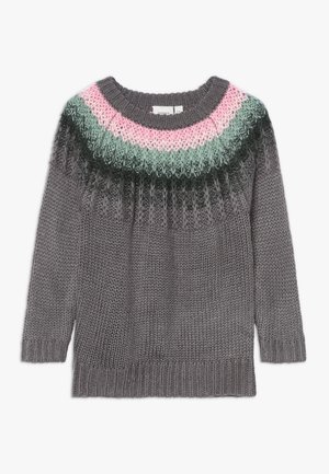 Grijze gebreide trui met een kleurvlakken bovenstuk in groen, roze en donkergrijs. Lange mouwen met geribbelde boorden en zoom.
