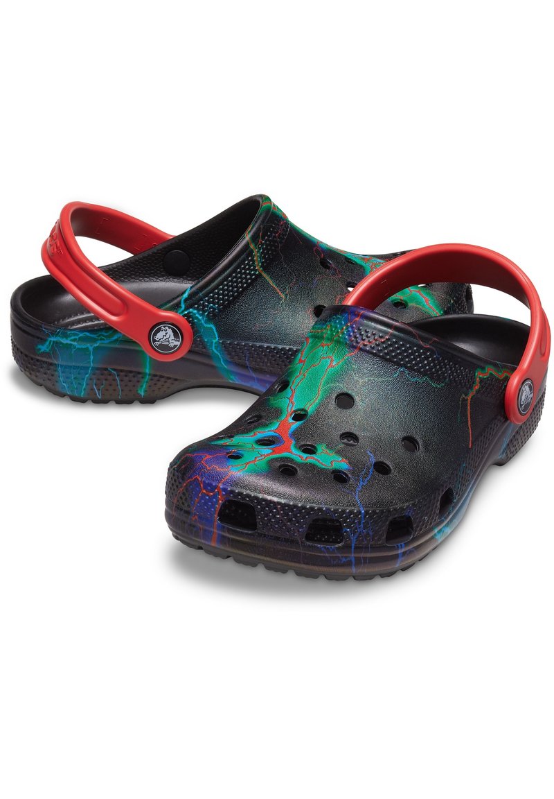 Schwarze Clogs mit roten Riemen, die farbenfrohe, neonfarbene, blitzähnliche Muster und mehrere Belüftungslöcher an Ober- und Seitenflächen aufweisen.