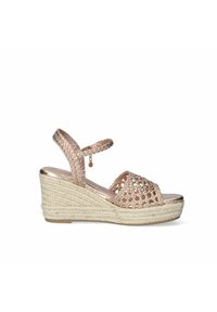 Sandalias de cuña con parte superior de un material tejido en color rosa dorado metálico, punta abierta, correa en el tobillo y plataforma de cuerda de yute.